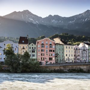 Europa, Oesterreich, Alpen, Tirol, Stadt, Innsbruck,  Inn, anderes Ufer, bunte Haueser Anpruggen          engl. Europe, austria, tyrol, Innsbruck, alps, mountains, city,