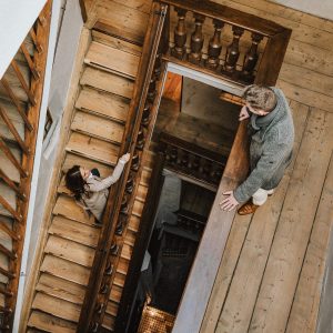 Treppenaufgang im stilvollen Innenbereich der H5 Studios by Hotel Grauer Bär Innsbruck.