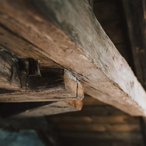 Historischer Dachbalken als Designelement in den H5 Studios by Hotel Grauer Bär Innsbruck.