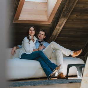 Paar entspannt gemeinsam im gemütlichen Apartment der H5 Studios by Hotel Grauer Bär Innsbruck.