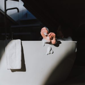 Zwei Füße ragen aus der freistehenden Badewanne der H5 Studios in Innsbruck